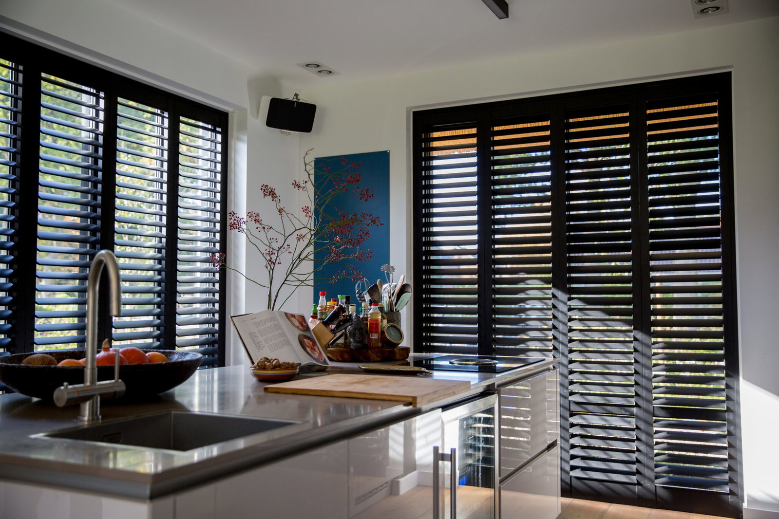 Lichte woonkamer met shutters op maat