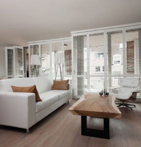 Afbeelding van witte shutters zoals deze geplaatst zijn bij de klant, Phoenix shutters om precies te zijn