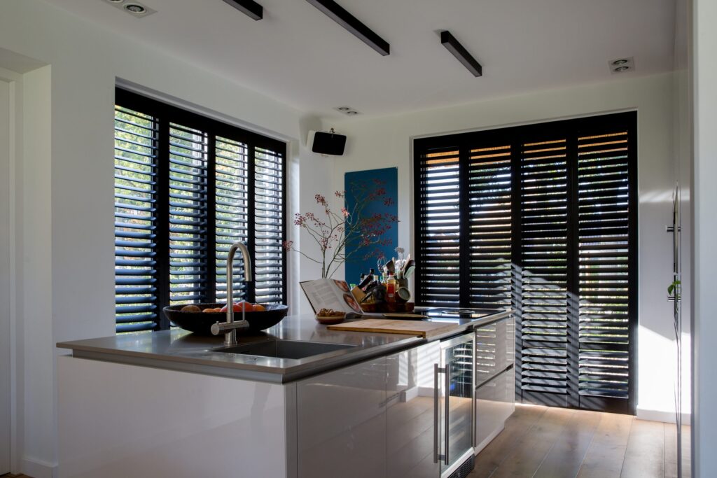 Zwarte shutters in keuken